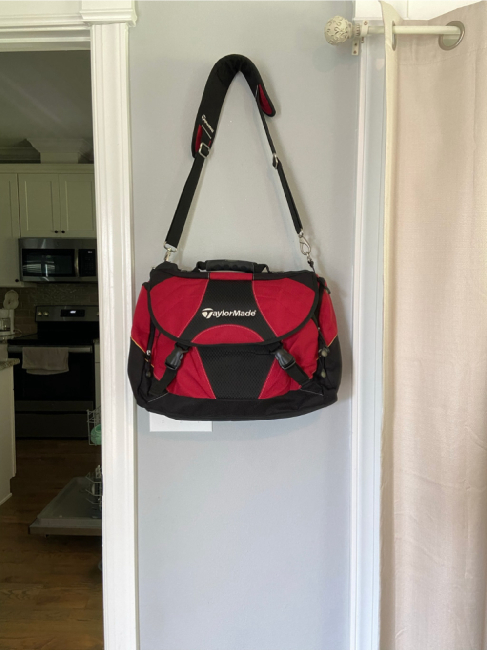 TAYLORMADE Large Golf Red Black Duffle Duffel Bag / Travel Bag + Strap